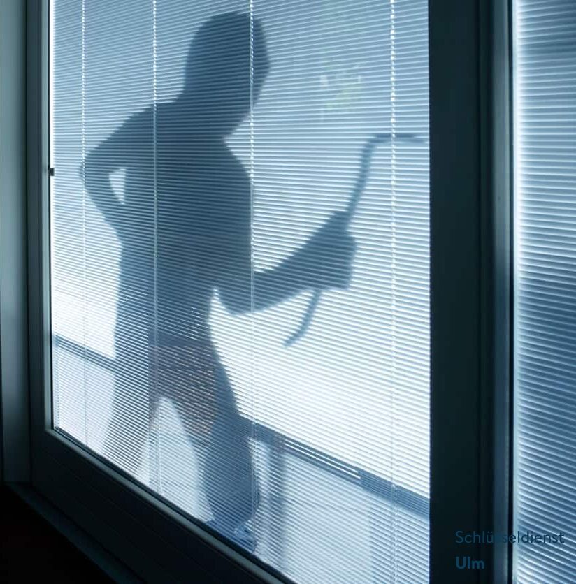 Einbrecher vor dem Fenster